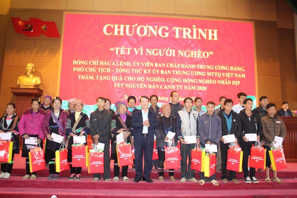 Trao tặng quà các hộ nghèo phường Cầu Mây (thị xã Sa Pa).