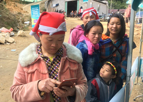 Khi có sóng di động, đồng bào vùng cao có cơ hội sử dụng các dịch vụ thông tin liên lạc (ảnh chụp trước ngày 28/3/2020).