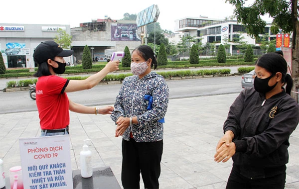 Kiểm tra thân nhiệt người đến nhận quà.