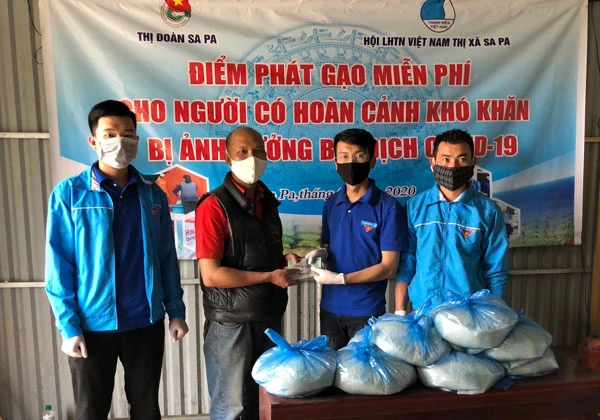 Phát gạo cho người dân phường Sa Pả.