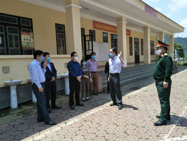 Phó Chủ tịch UBND tỉnh Hoàng Quốc Khánh kiểm tra khu cách ly tập trung huyện Mường Khương.