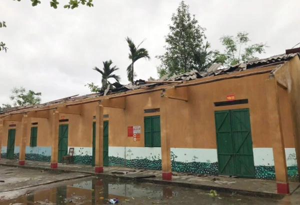 Dãy nhà lớp học của Trường Tiểu học số 3 xã Phú Nhuận bị tốc mái hoàn toàn. Nhà của người dân bị sập đổ hoàn toàn.