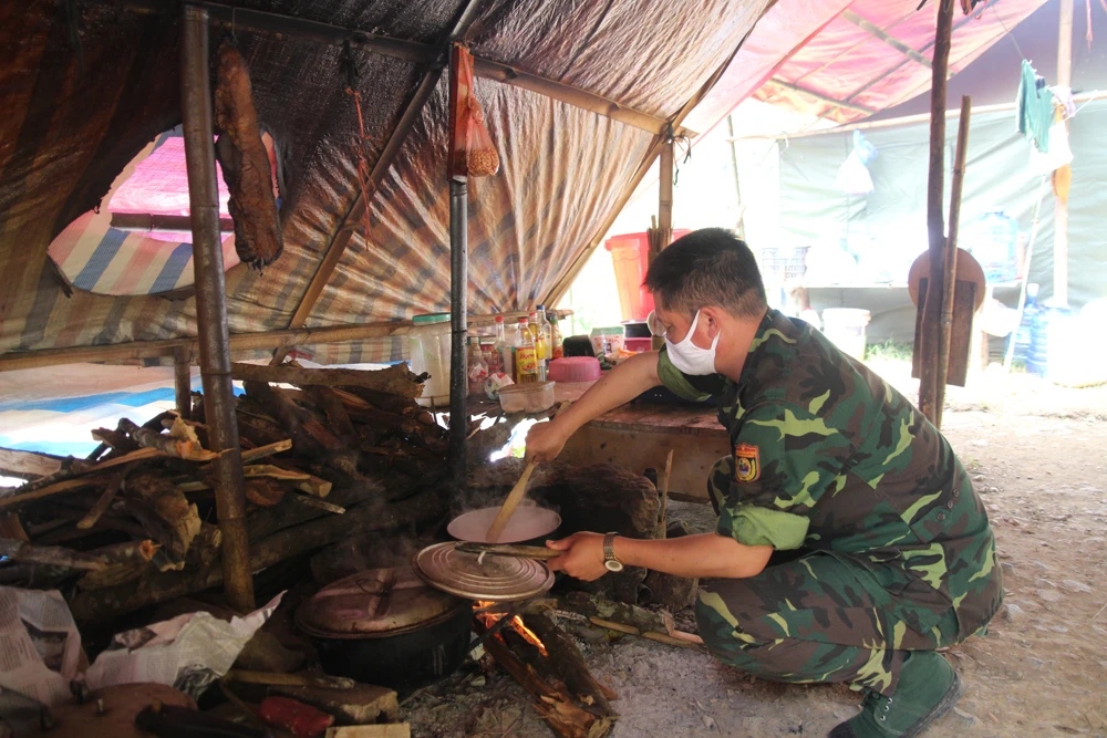Bữa cơm do chính người lính biên phòng chuẩn bị.