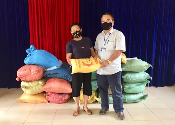 Các suất gạo được gửi qua các trưởng thôn và nhà trường để chuyển tới những hoàn cảnh khó khăn.