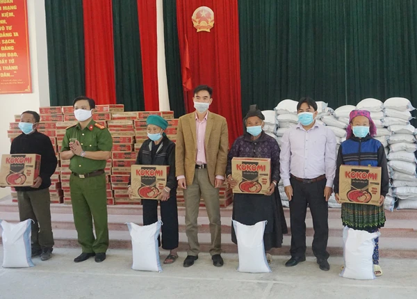 Tặng quà hộ dân có hoàn cảnh khó khăn tại xã Nàn Sán (Si Ma Cai).