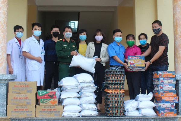Trường Tiểu học Duyên Hải (thành phố Lào Cai) tặng nhu yếu phẩm cho khu vực cách ly.