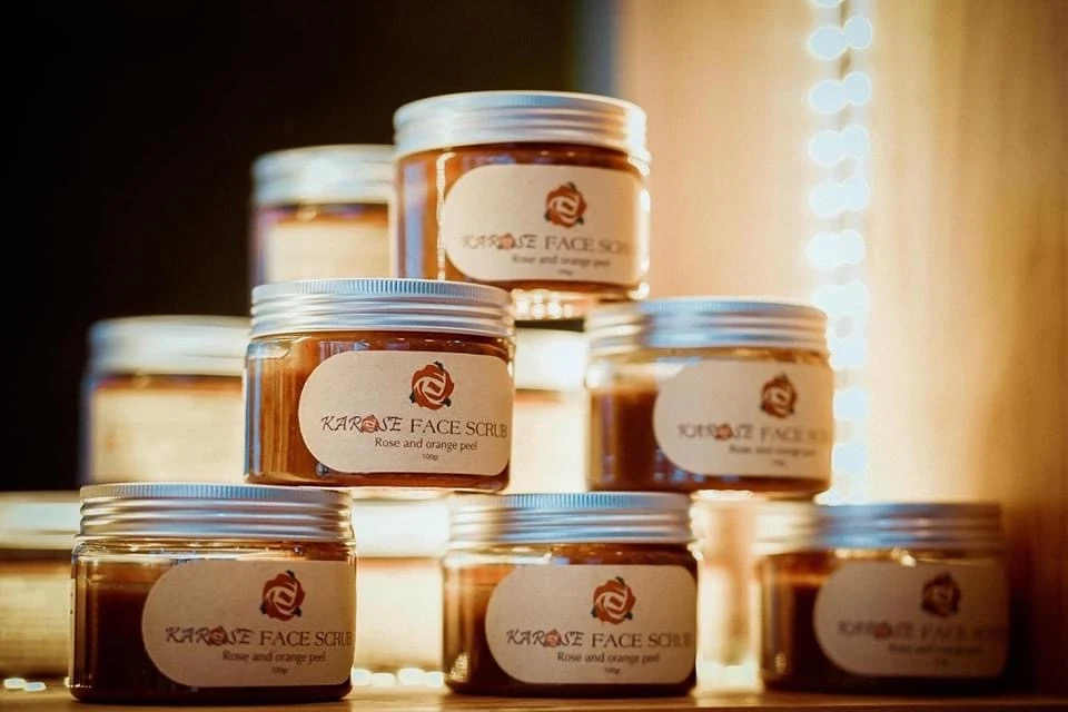 Sản phẩm chăm sóc da Karose từ hoa hồng hữu cơ. Ra mắt mỹ phẩm Karose tại Lào Cai. Gian trưng bày các sản phẩm từ thương hiệu Karose.