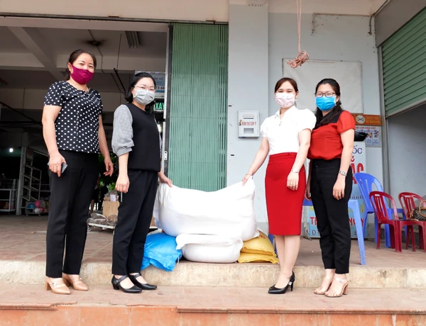 Người dân đến hỗ trợ gạo.