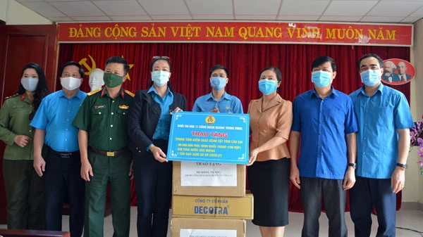 Khối thi đua 11 công đoàn ngành Trung ương tặng quà Trung tâm Kiểm soát bệnh tật tỉnh Lào Cai.