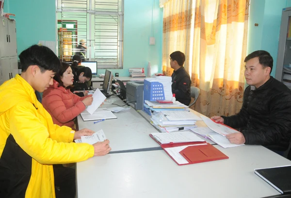 Tiếp nhận thủ tục hành chính tại bộ phận một cửa của UBND xã Nấm Lư, huyện Mường Khương (ảnh chụp trước 16/3/2020).