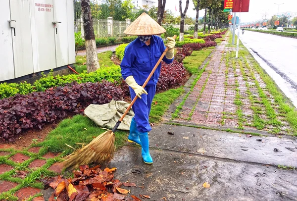 Công nhân chăm sóc cây xanh, dọn vệ sinh.