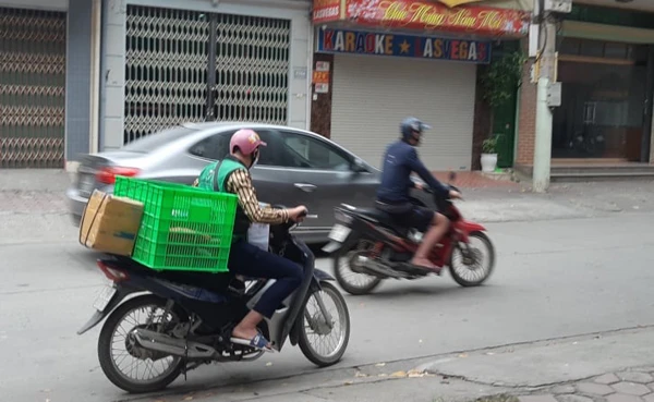 Người giao hàng cần mẫn đến từng nhà.