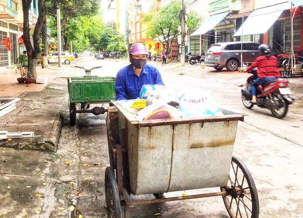 Công nhân thu gom rác trên các tuyến phố.