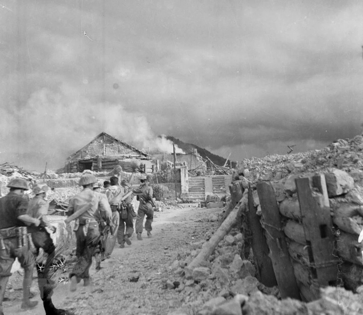 Bộ đội ta tiến vào giải phóng thị trấn Đông Khê. Bộ đội ta tiến vào giải phóng thị trấn Đông Khê.