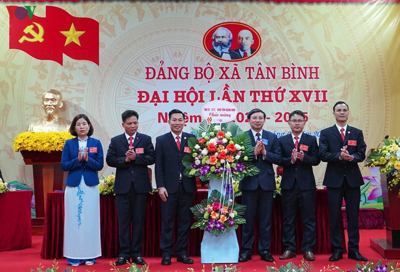 Bí thư Tỉnh ủy Quảng Ninh Nguyễn Xuân Ký chúc mừng tân Bí thư Đảng ủy xã Tân Bình (huyện Đầm Hà) tái cử nhiệm kỳ mới.