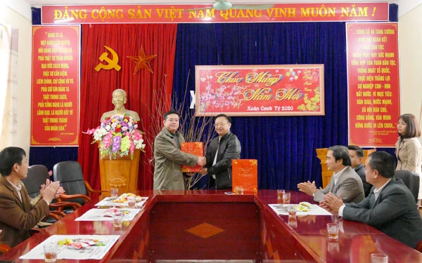 Tặng quà đại diện xã Dương Quỳ.