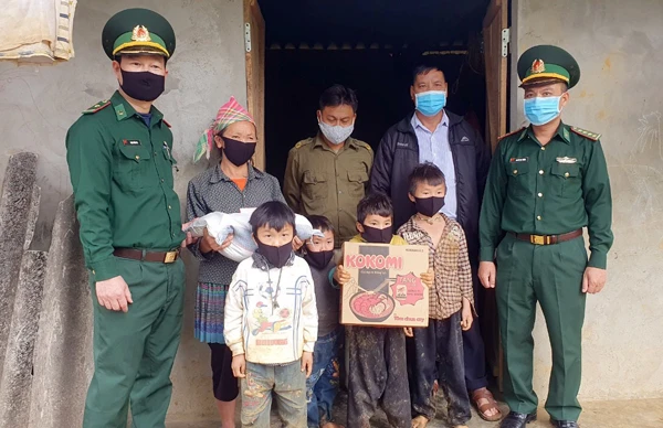 Bộ đội Biên phòng Lào Cai tặng gạo cho hộ nghèo ở Bát Xát ảnh 1