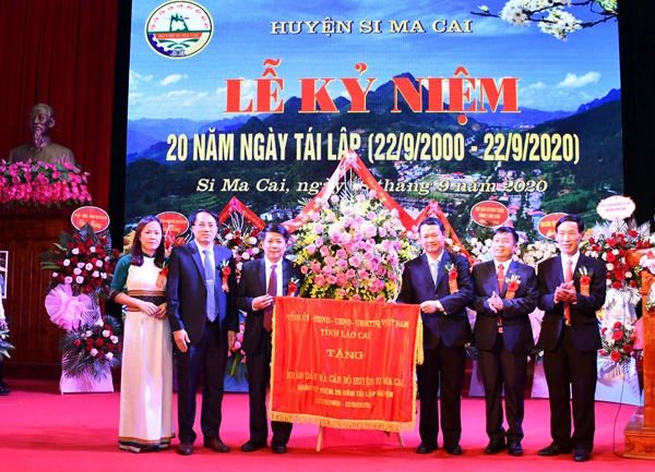 Đồng chí Nguyễn Văn Vịnh, Bí thư Tỉnh ủy tặng lãng hoa, bức trướng của Tỉnh ủy, HĐND, UBND, Ủy ban MTTQ Việt Nam tỉnh chúc mừng huyện Si Ma Cai.