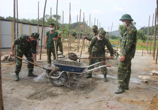Lực lượng bộ đội xây dựng phòng tắm cho công dân cách ly.