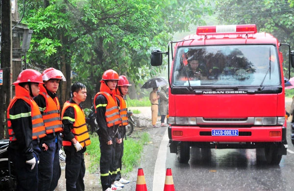 Luyện thể lực để có đủ sức khỏe hoàn thành nhiệm vụ được giao. Một buổi diễn tập công tác phòng cháy, chữa cháy và cứu nạn, cứu hộ quy mô lớn. Rèn luyện kỹ năng dập đám cháy một cách hiệu quả nhất. Khi xảy ra vụ hỏa hoạn, các chiến sỹ cứu hộ luôn là những người dũng cảm, vượt qua hiểm nguy để tìm kiếm, cứu hộ nạn nhân. Luôn đến kịp thời khi hỏa hoạn xảy ra. Đối mặt với “giặc lửa”. Dù trong điều kiện thời tiết nào, các chiến sỹ cứu hộ vẫn dũng cảm hoàn thành nhiệm vụ. Có mặt kịp thời khi xảy ra lũ lụt để cứu hộ, cứu nạn. Cứu người dân bị lũ cuốn. Giúp nhân dân xã Phìn Ngan (Bát Xát) dựng lại nhà trong trận lũ lịch sử năm 2016.