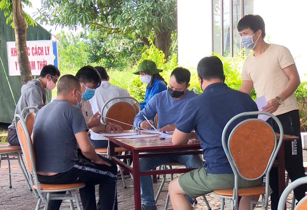 Người dân cần tiếp tục thực hiện việc đeo khẩu trang nơi công cộng và khai báo y tế.