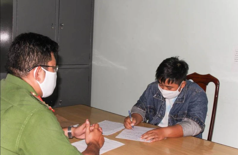 Mã Phùng Ngọc Phú thừa nhận hành vi và ký vào biên bản (Ảnh Công an cung cấp)