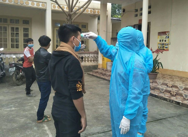 Khám sức khỏe người lao động trở về từ Trung Quốc.