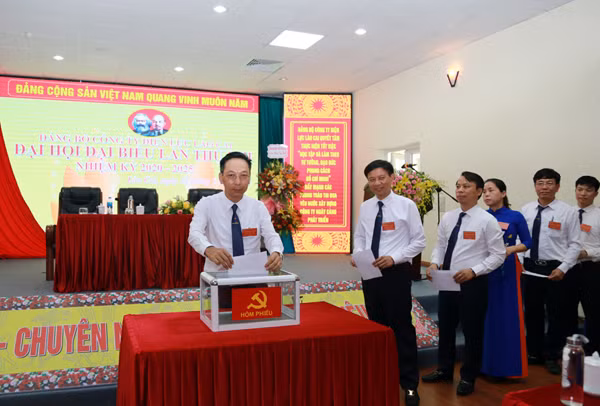 Các đại biểu bầu Ban Chấp hành khóa mới.