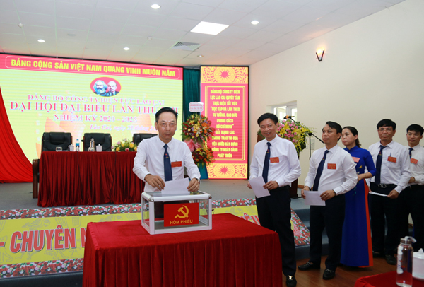 Các đại biểu bầu Ban Chấp hành khóa mới.