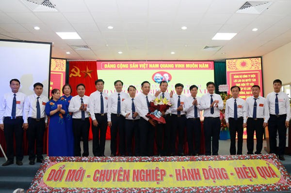 Ban Chấp hành khóa mới ra mắt Đại hội.