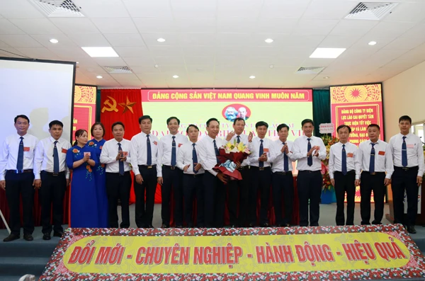 Ban Chấp hành khóa mới ra mắt Đại hội.
