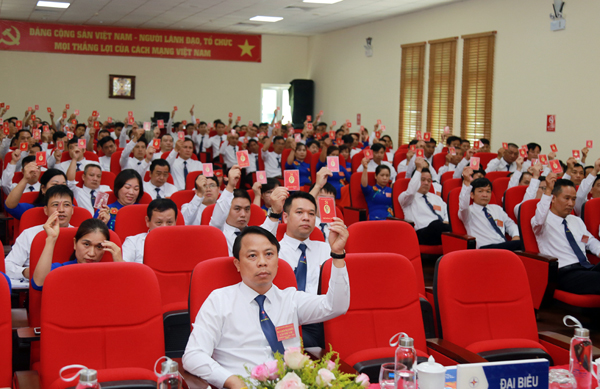 Biểu quyết thông qua nghị quyết Đại hội.