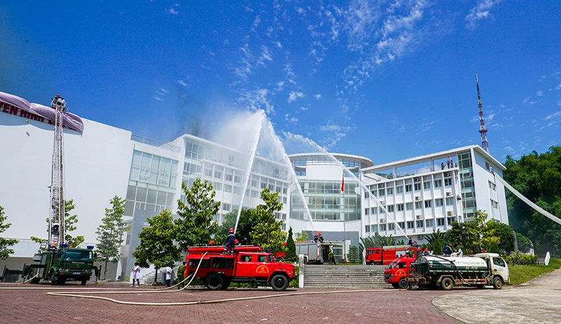 Luyện thể lực để có đủ sức khỏe hoàn thành nhiệm vụ được giao. Một buổi diễn tập công tác phòng cháy, chữa cháy và cứu nạn, cứu hộ quy mô lớn. Rèn luyện kỹ năng dập đám cháy một cách hiệu quả nhất. Khi xảy ra vụ hỏa hoạn, các chiến sỹ cứu hộ luôn là những người dũng cảm, vượt qua hiểm nguy để tìm kiếm, cứu hộ nạn nhân. Luôn đến kịp thời khi hỏa hoạn xảy ra. Đối mặt với “giặc lửa”. Dù trong điều kiện thời tiết nào, các chiến sỹ cứu hộ vẫn dũng cảm hoàn thành nhiệm vụ. Có mặt kịp thời khi xảy ra lũ lụt để cứu hộ, cứu nạn. Cứu người dân bị lũ cuốn. Giúp nhân dân xã Phìn Ngan (Bát Xát) dựng lại nhà trong trận lũ lịch sử năm 2016.