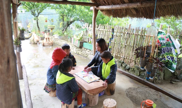 Cô Hà Thị Thu Hiền kể chuyện cho học sinh.