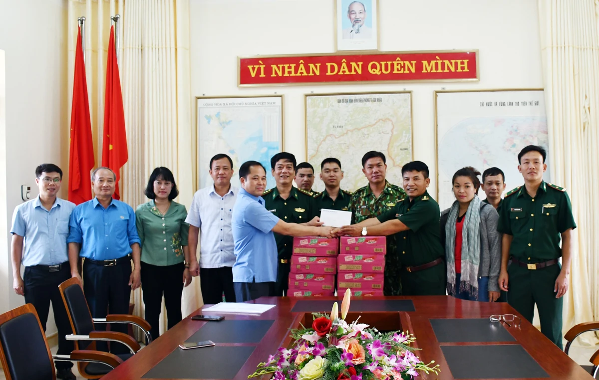 Thăm hỏi, tặng quà Đồn Biên phòng Tả Gia Khâu ảnh 2