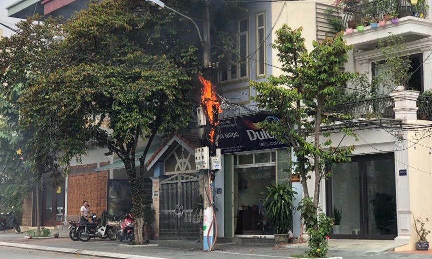 Cột điện bốc cháy kèm theo nhiều tiếng nổ.