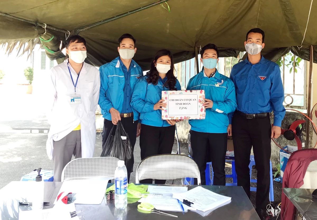 Tặng khẩu trang và dung dịch khử khuẩn miễn phí cho Đội thanh niên xung kích huyện Bảo Thắng.