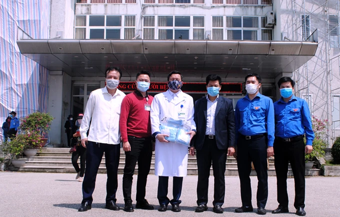 Trao tặng một số thiết bị bảo hộ y tế cho Bệnh viện Đa khoa tỉnh.