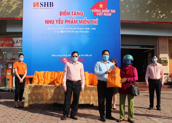 Hơn 400 suất quà được tặng người dân.