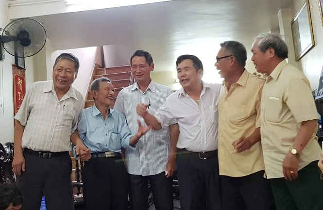 Từ trái sang: CCB Phạm Duy Đô (thứ 2), cựu pháo thủ số 1 xe tăng 390 Ngô Sĩ Nguyên (thứ 4), cựu lái xe tăng 390 Nguyễn Văn Tập (thứ 6) và một số đồng đội trong ngày vui gặp mặt.
