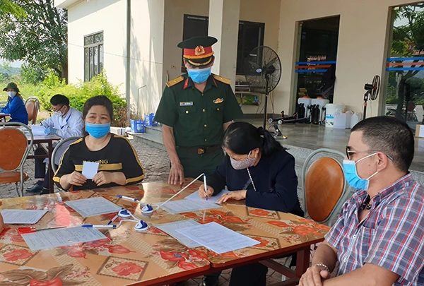 Cán bộ Chốt kiểm dịch Km 237, cao tốc Nội Bài – Lào Cai hướng dẫn người dân khai báo y tế.