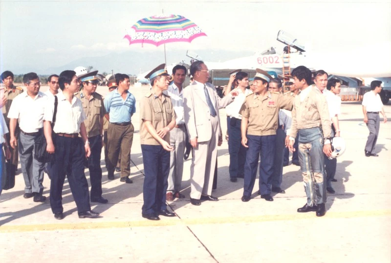 Chủ tịch nước Lê Đức Anh thăm trung đoàn máy bay Tiêm kích-bom SU 27 đầu tiên của Không quân Việt Nam. Người mặc bộ đồ bay là Trung đoàn trưởng Võ Văn Tuấn (sau là Thượng tướng, Phó Tổng tham muu trưởng QĐND VN). Phi công Võ Văn Tuấn vừa bay báo cáo Chủ tịch nước trên máy bay SU 27.