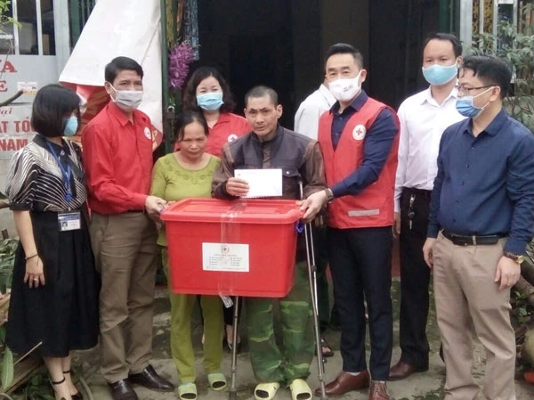 Đoàn công tác thăm hỏi và trao quà hỗ trợ cho gia đình bị ảnh hưởng bởi dông, lốc tại xã Đồng Tuyển (thành phố Lào Cai).
