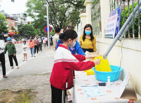 Người dân nhận gạo hỗ trợ.