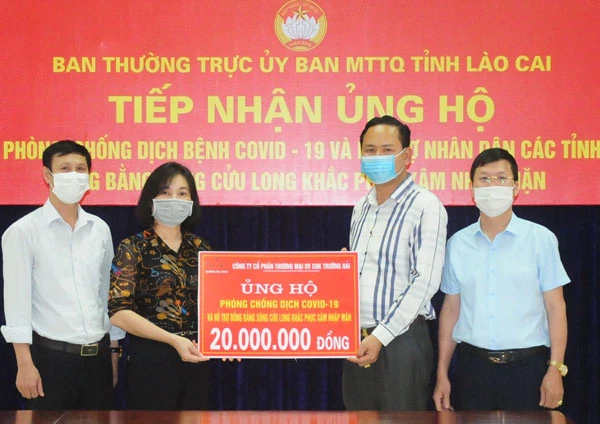 Đại diện Công ty Cổ phần Thương mại dịch vụ xuất nhập khẩu Trường Hải trao hỗ trợ.