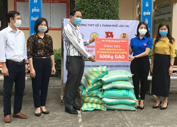 Trao gạo cho Thành đoàn Lào Cai và đại diện Trường THPT số 1 thành phố Lào Cai. Người dân nhận gạo từ cây ATM.