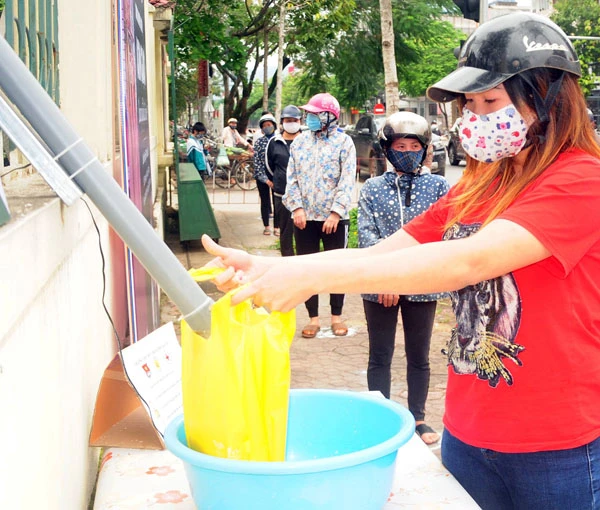 Trao gạo cho Thành đoàn Lào Cai và đại diện Trường THPT số 1 thành phố Lào Cai. Người dân nhận gạo từ cây ATM.