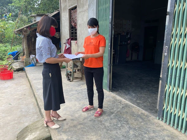 Giáo viên Trường THCS Hợp Thành (thành phố Lào Cai) mang Sổ tay học tập tới tận nhà học sinh.