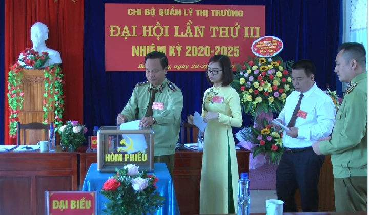 Bỏ phiếu bầu Chi ủy khóa mới.