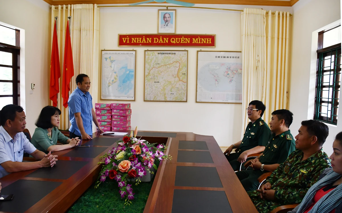 Thăm hỏi, tặng quà Đồn Biên phòng Tả Gia Khâu ảnh 1
